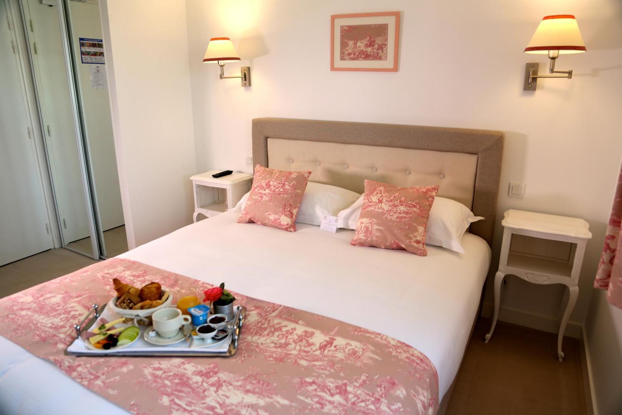 Hotel Restaurant Le Lion D'Or Saint-Hilaire-du-Harcouët Zimmer foto