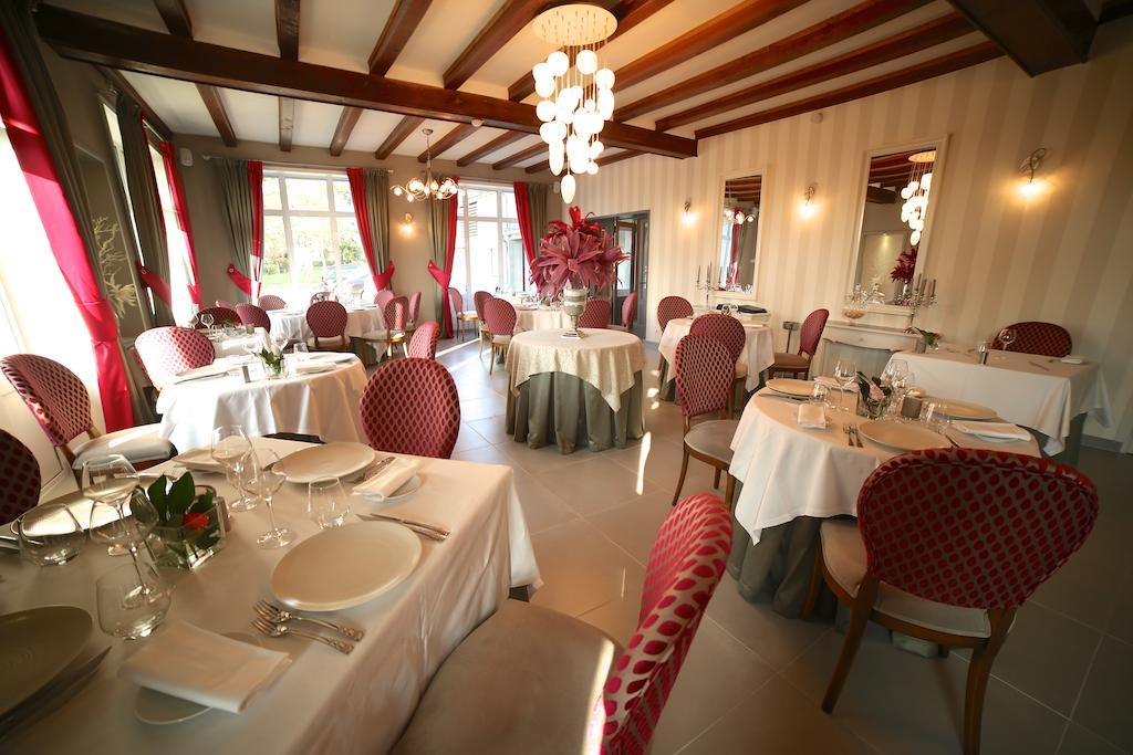 Hotel Restaurant Le Lion D'Or Saint-Hilaire-du-Harcouët Exterior foto