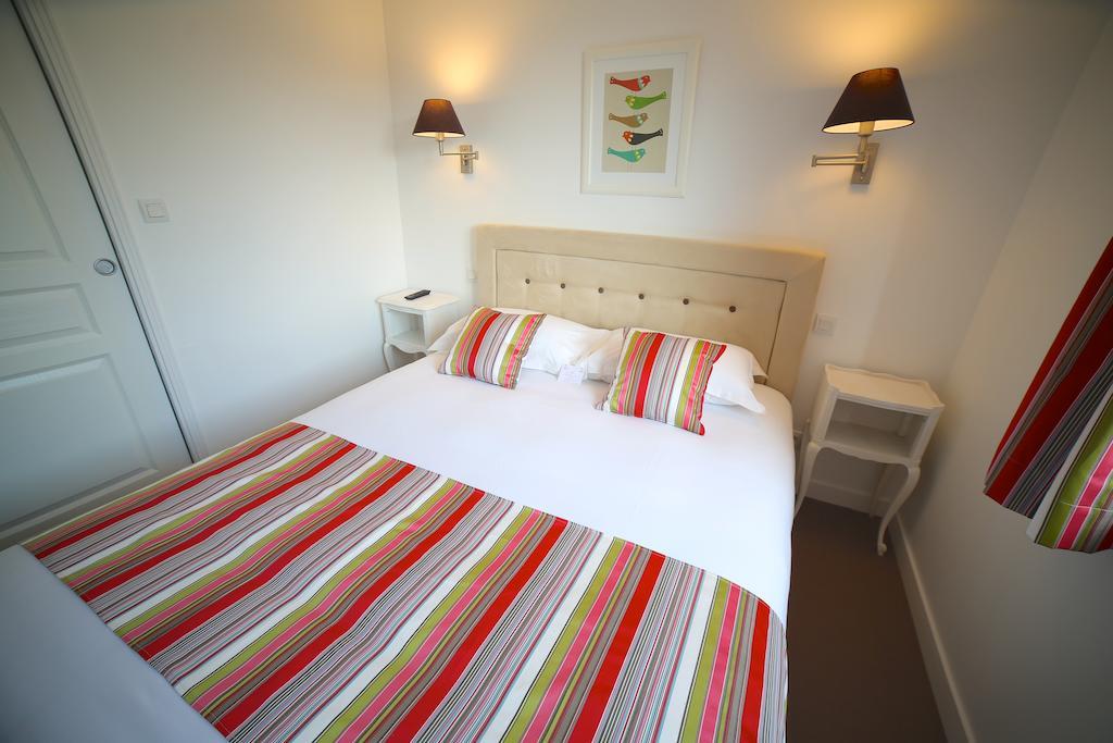 Hotel Restaurant Le Lion D'Or Saint-Hilaire-du-Harcouët Zimmer foto