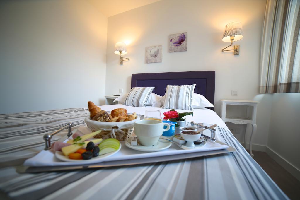 Hotel Restaurant Le Lion D'Or Saint-Hilaire-du-Harcouët Zimmer foto