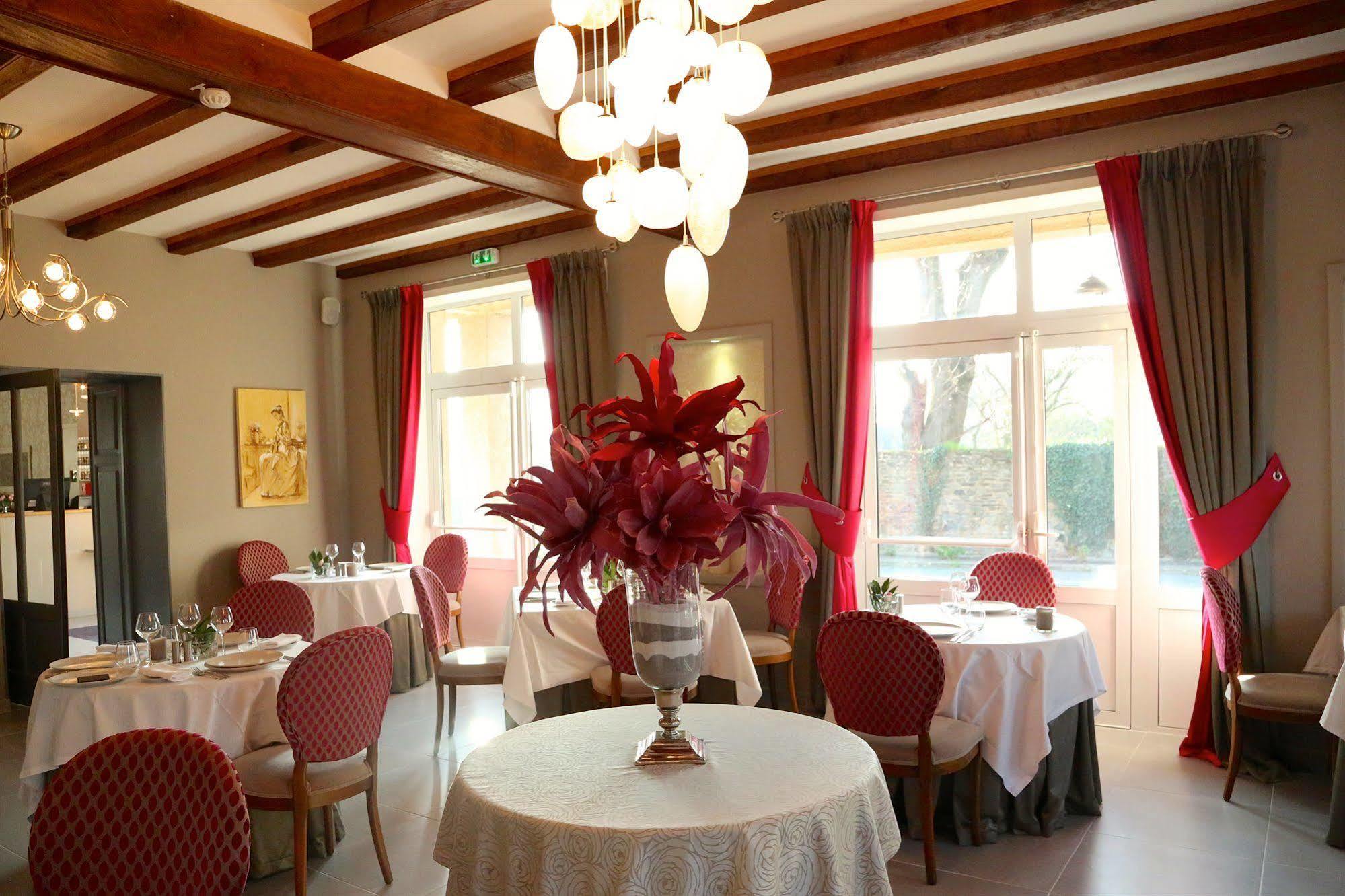 Hotel Restaurant Le Lion D'Or Saint-Hilaire-du-Harcouët Exterior foto