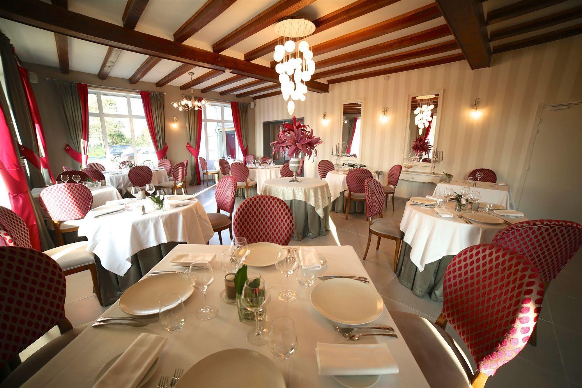 Hotel Restaurant Le Lion D'Or Saint-Hilaire-du-Harcouët Exterior foto
